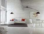 Lampy sufitowe i beton w salonie z jadalnią. Minimalistyczny salon