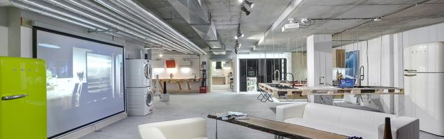 Szarość w nowoczesnym wnętrzu. Loftowy showroom Pracowni AGD w Gdyni