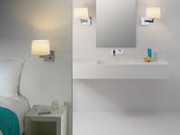 Połączenie aranżacji łazienki i sypialni - kinkiety do obu wnętrz